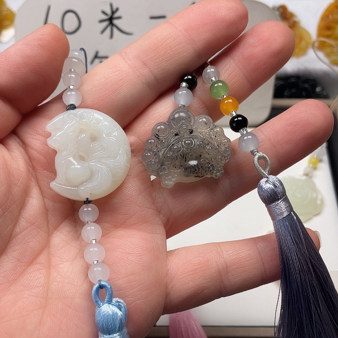 兰***质蛇纹石玉未镶嵌颈饰