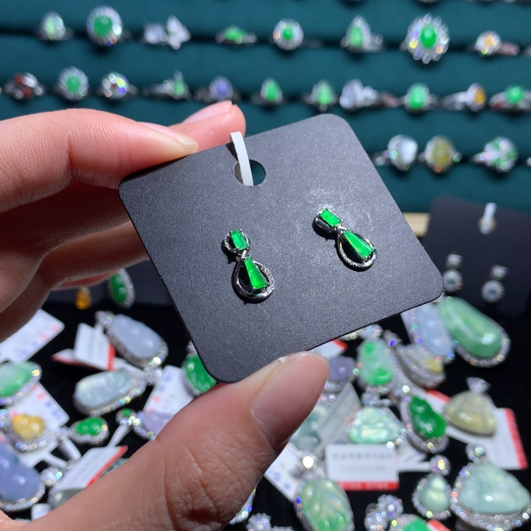 翡翠颈饰18K金镶嵌天然翡翠