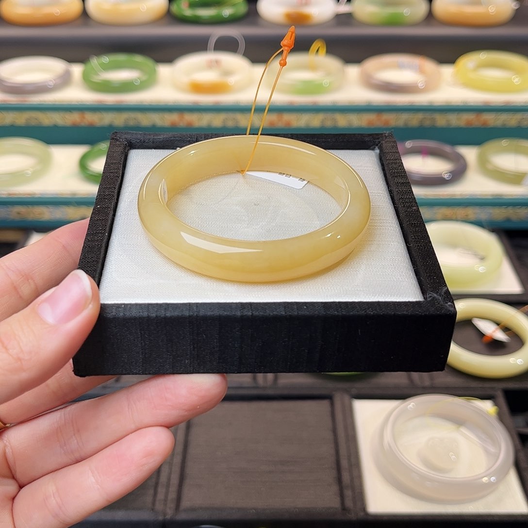 和田玉手镯未镶嵌 且末 蜜黄糖满色