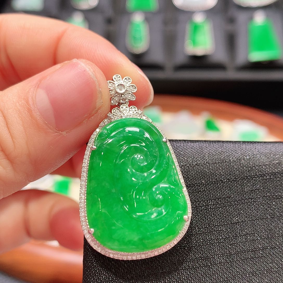 翡翠颈饰18K金镶嵌如意