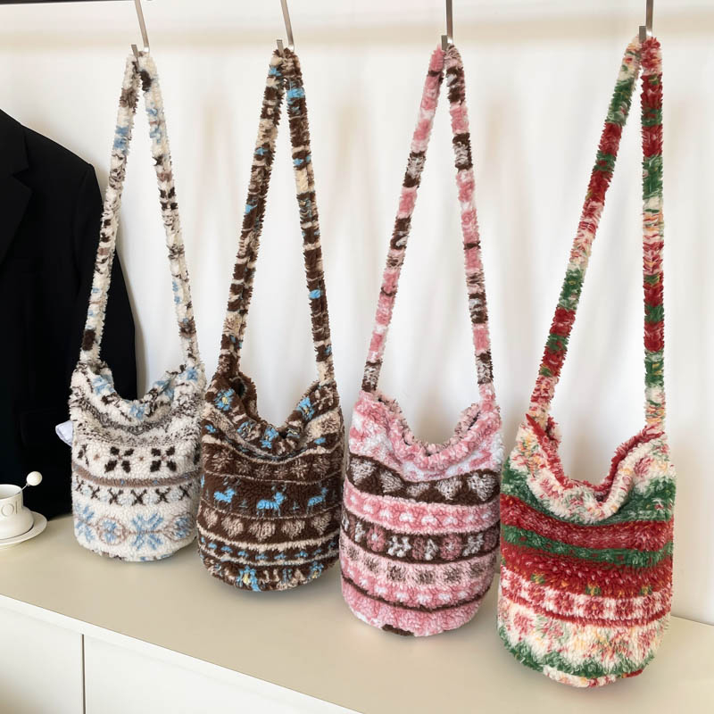 2025秋冬新款斜跨单肩包条纹毛毛手拎复古暗扣包文艺2317