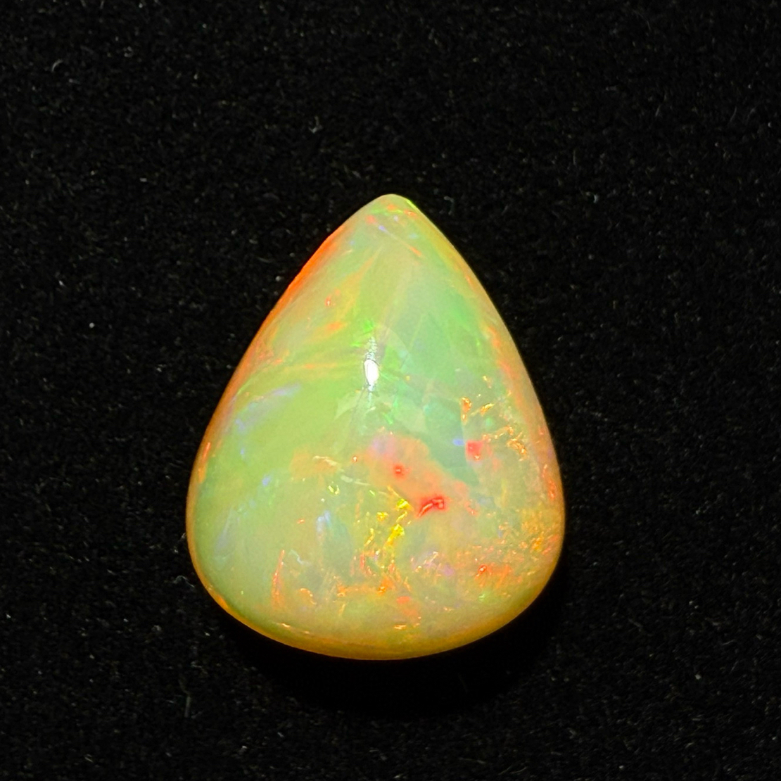 10.805ct天然彩欧泊裸石，尺寸18*14.7*9.6mm，颜色美艳，油画般色彩