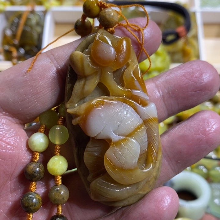 蛇纹石玉颈饰未镶嵌