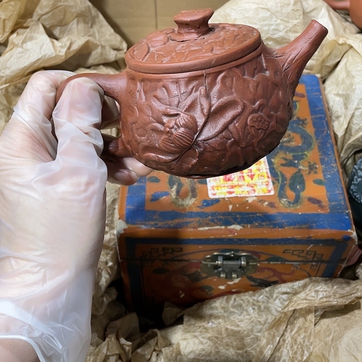 茶壶紫砂矿泥料，手工制作的一把紫砂壶。
