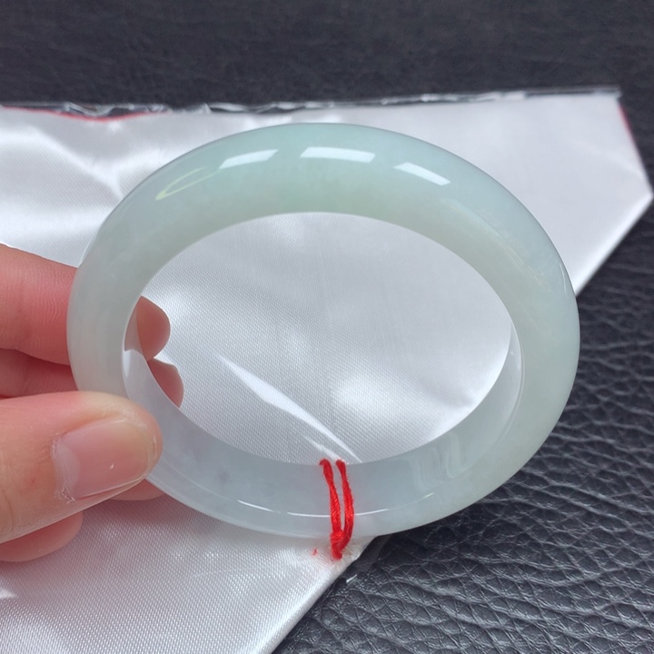 翡翠手镯未镶嵌。