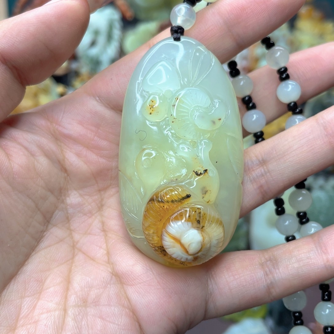 蛇纹石玉颈饰未镶嵌