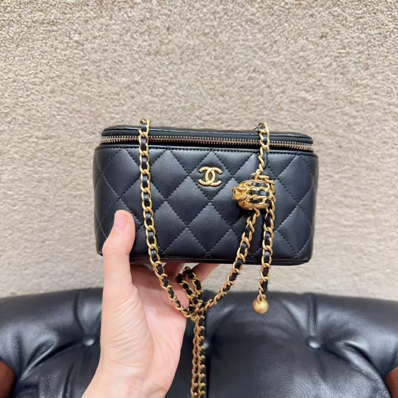 99新 Chanel/香奈儿 22s 核桃金球 黑金 羊皮 斜挎包 31开！