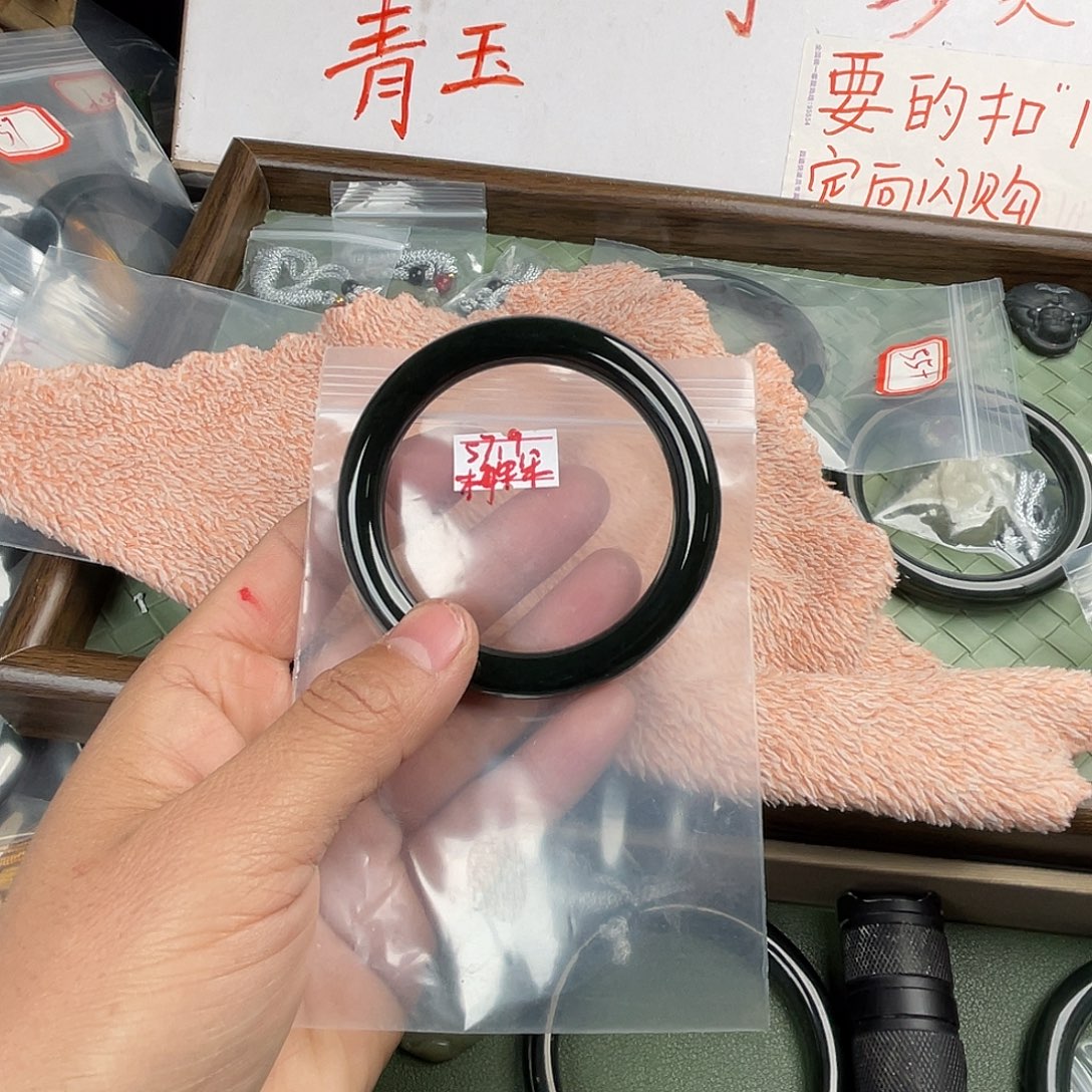 梅***朵和田玉未镶嵌手镯