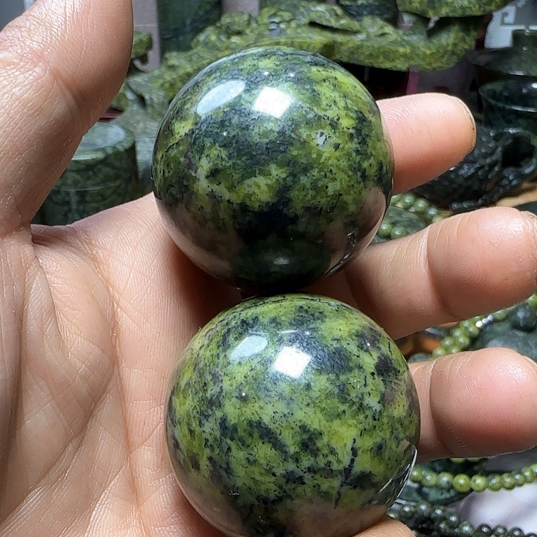 蛇纹石玉手球未镶嵌