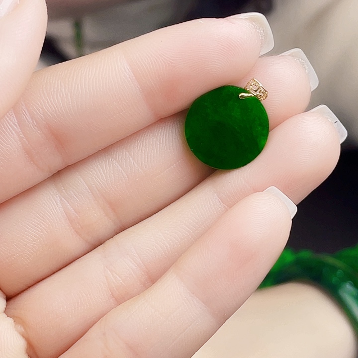 翡翠18K金镶嵌颈饰多样性