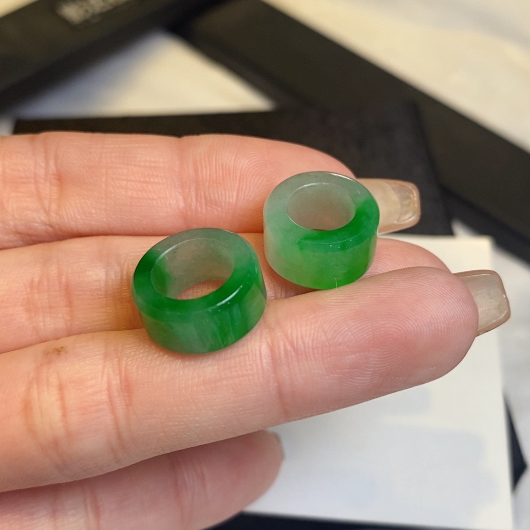 翡翠耳饰未镶嵌@****路路通