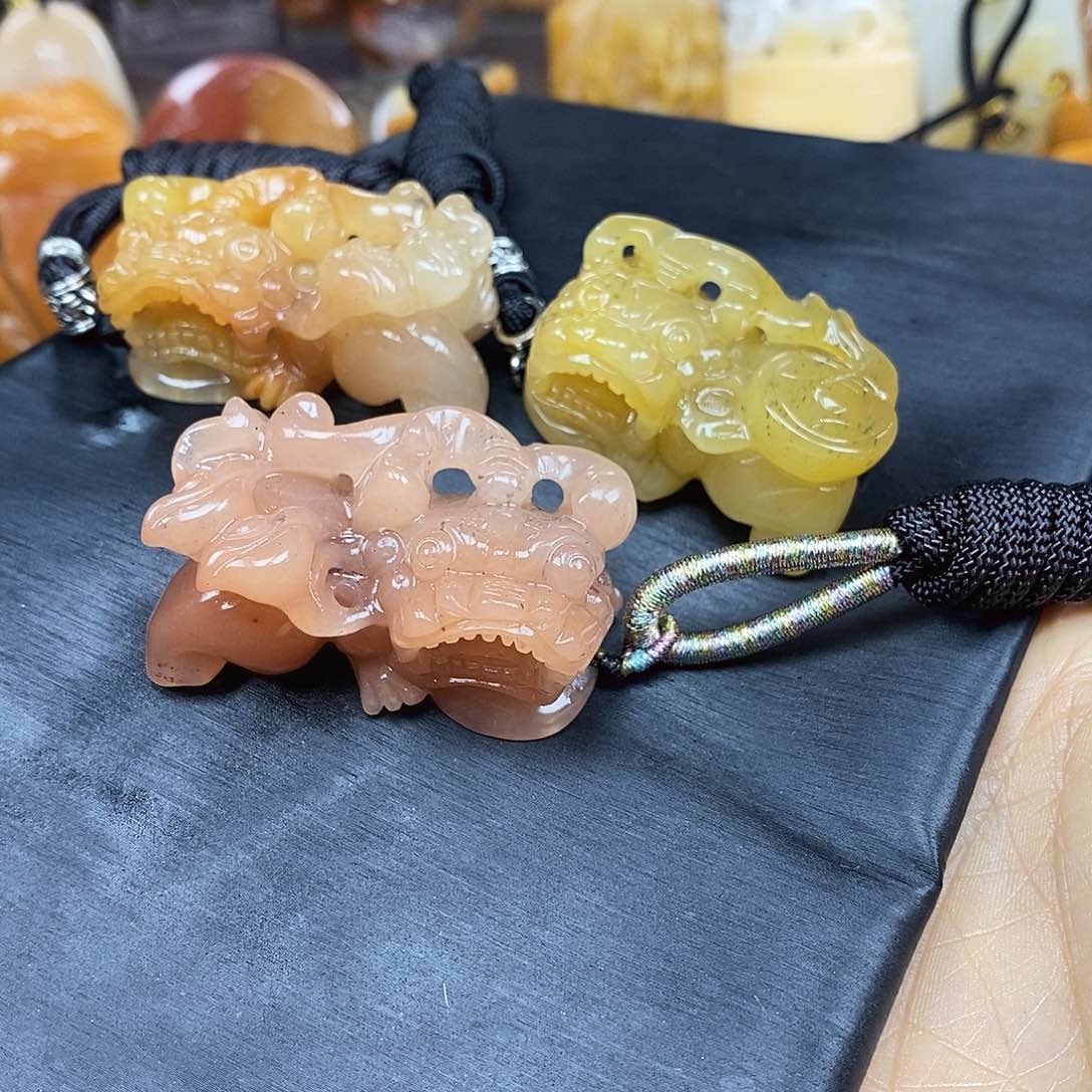 石英质玉（黄龙玉）颈饰未镶嵌