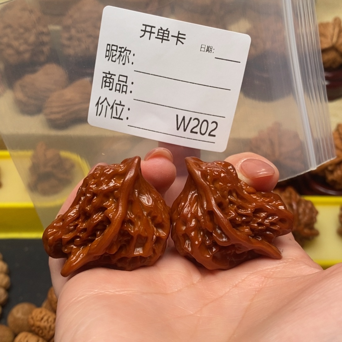 M***丶文玩核桃把件文玩的好的人都是有钱有钱