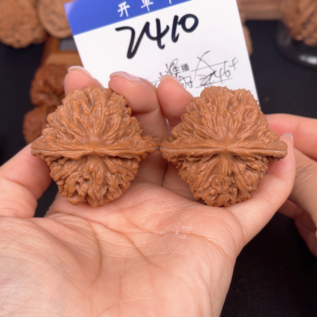 文玩核桃吊坠四座楼46尺。 2410