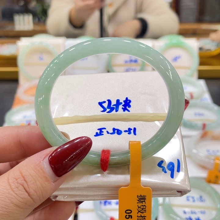 翡翠手镯未镶嵌翡翠