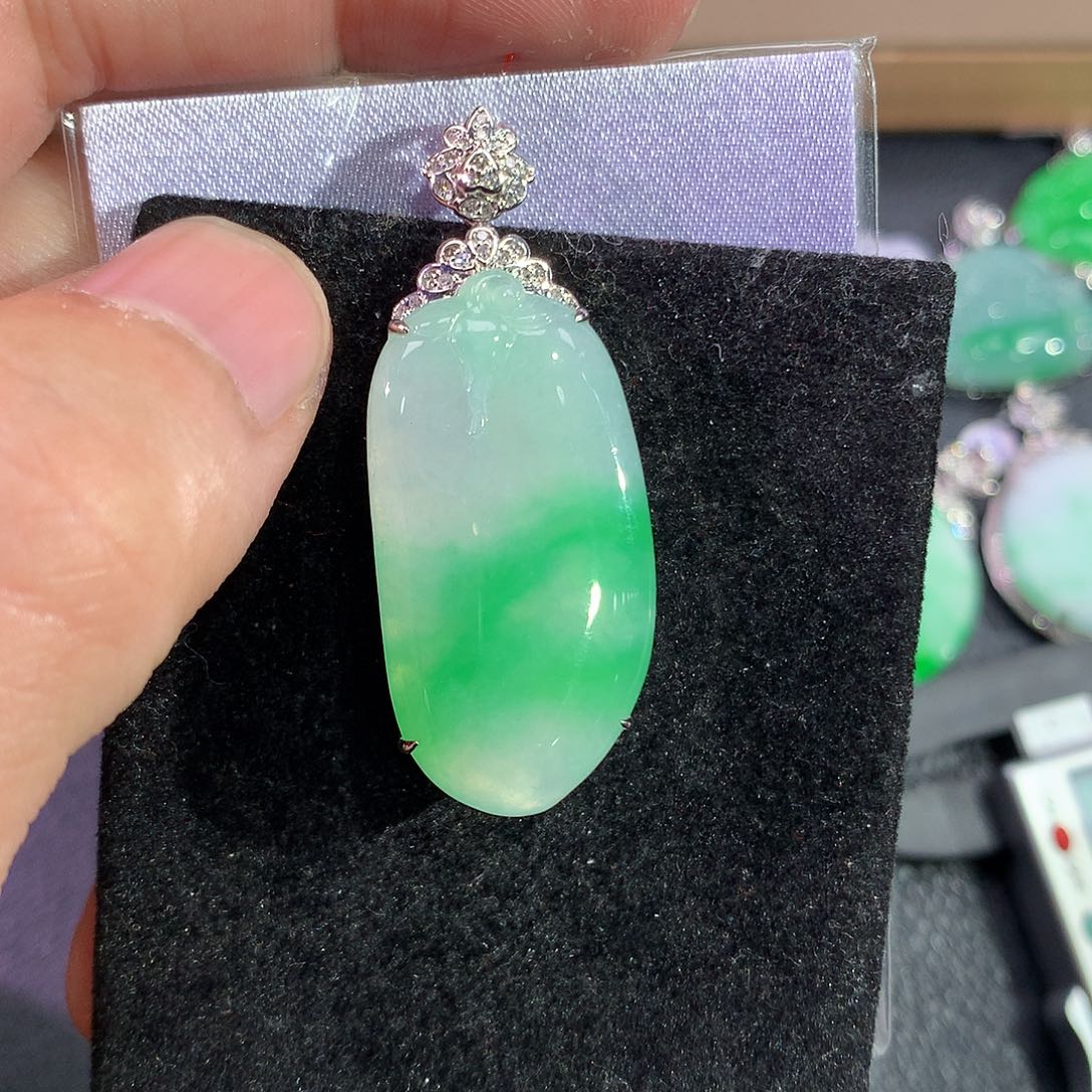 翡翠吊坠(赠链)18K金镶嵌