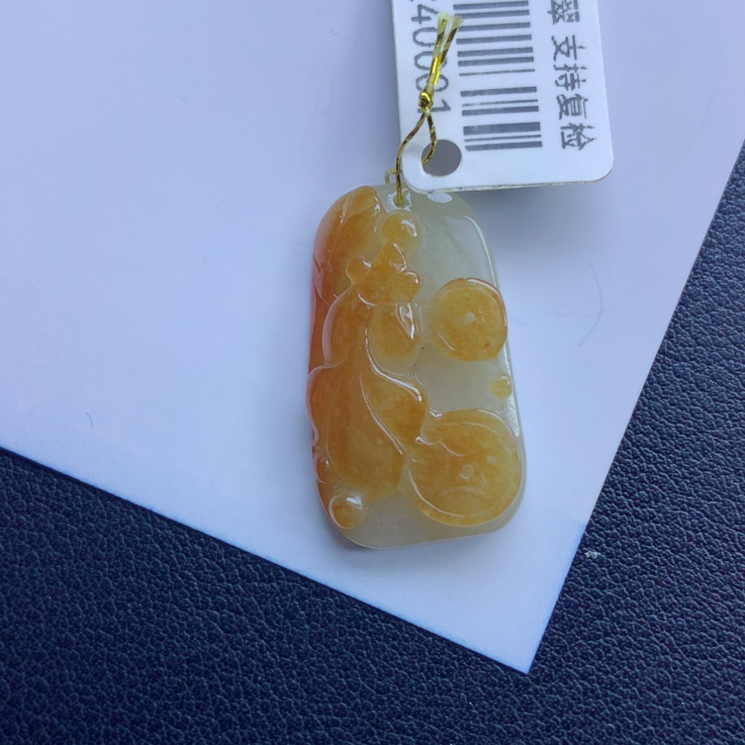 翡翠未镶嵌颈饰年年有余