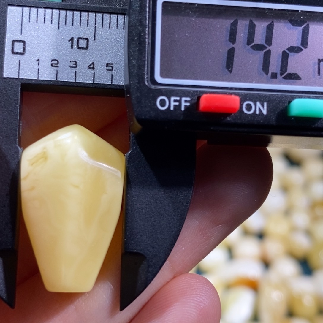 未镶嵌琥珀裸石配饰