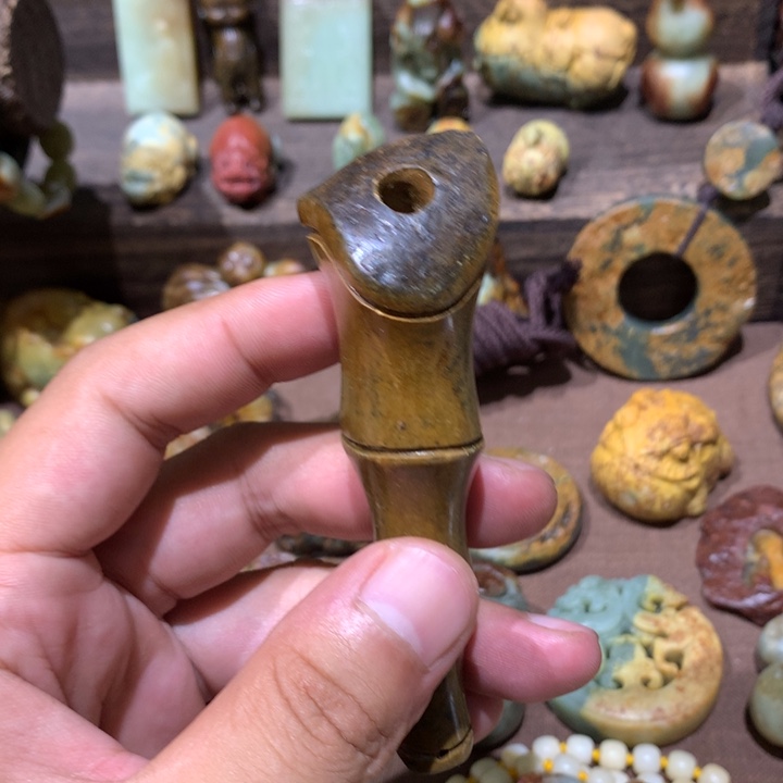 未镶嵌岫岩河磨玉（透闪石质玉）把件