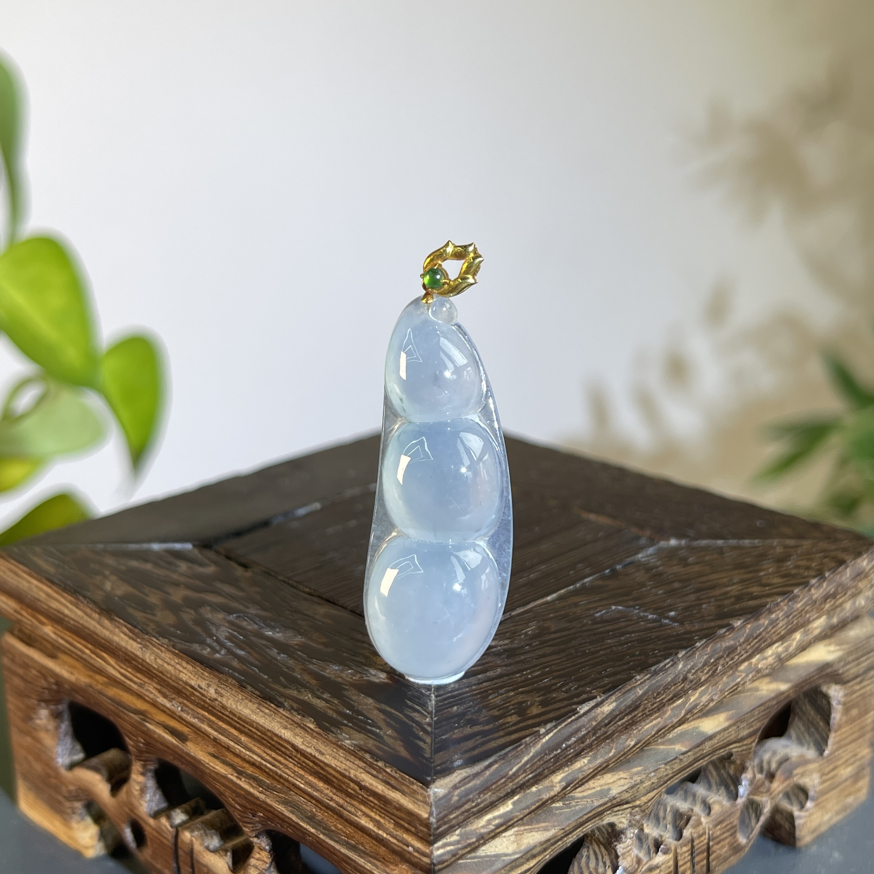 JXB09-125  天然缅甸A货翡翠 18K扣头福豆