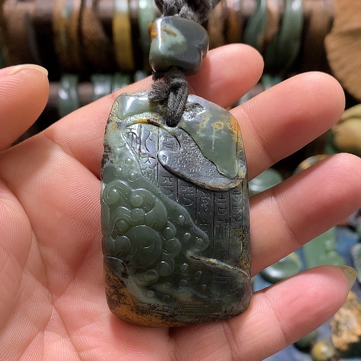 未镶嵌岫岩河磨玉（透闪石质玉）挂件