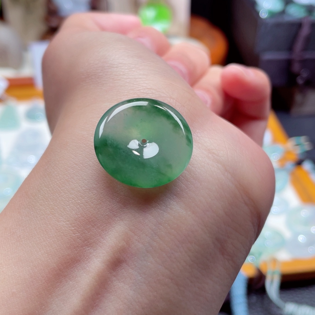 翡翠颈饰未镶嵌扣子