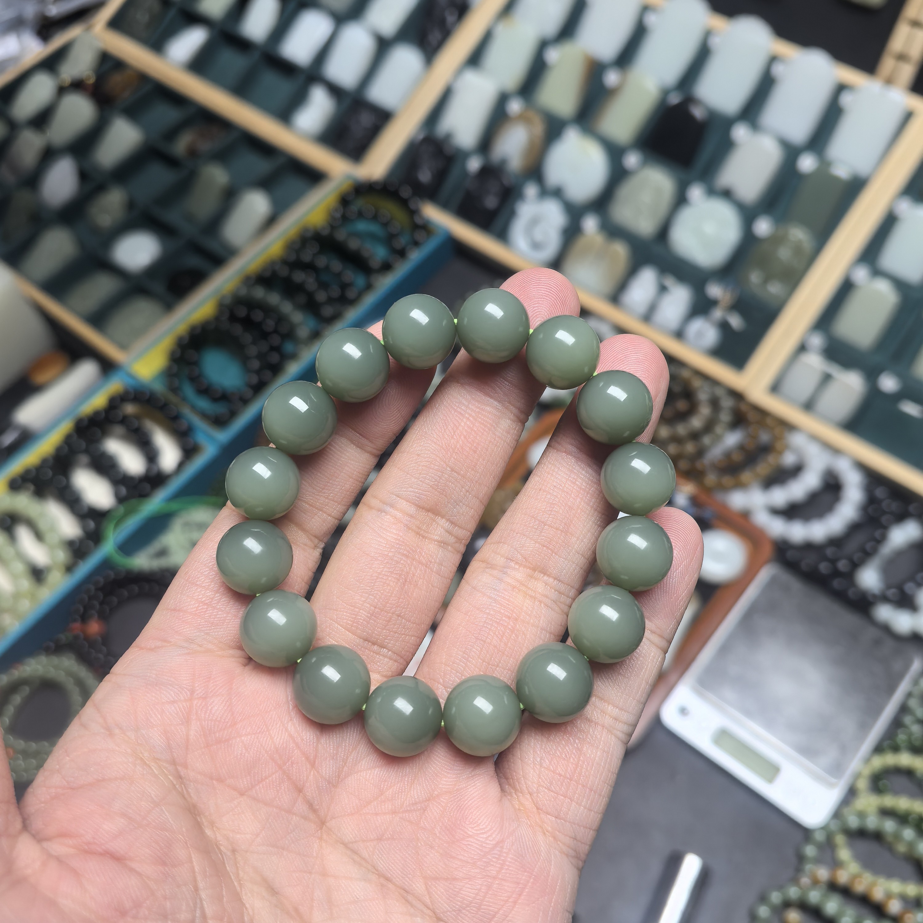 碧玉鸭蛋青卡十三无结构圆珠手串