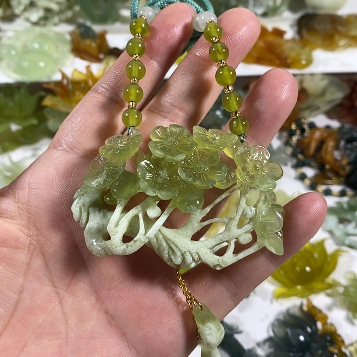 蛇纹石玉未镶嵌颈饰
