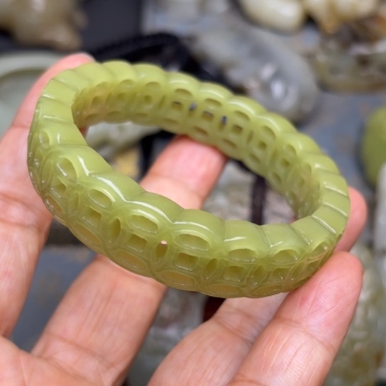 汉***相和田玉未镶嵌颈饰