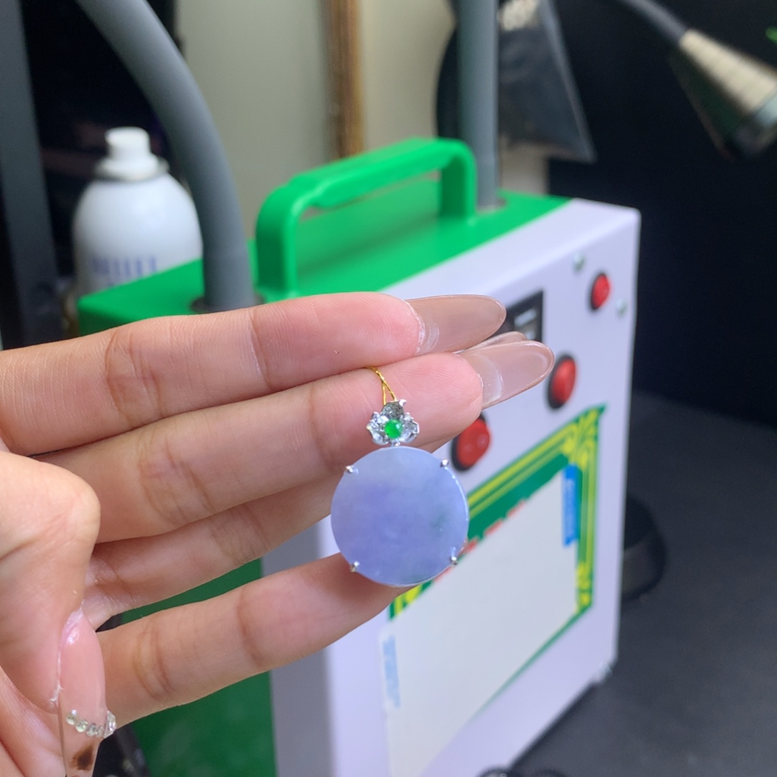 L***孩翡翠18K金镶嵌颈饰