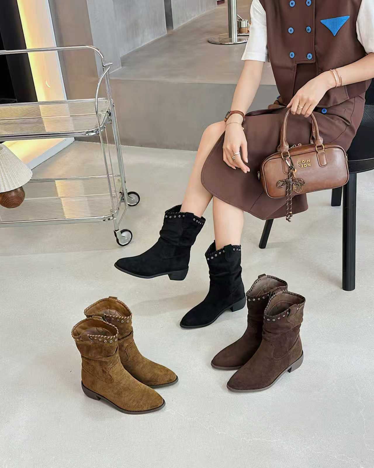 蓉姐专属~~粗跟防滑女尖头胶粘复古港风短靴女靴气质秋冬390-86