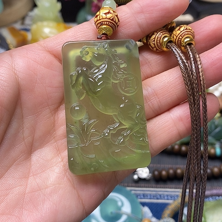 蛇纹石玉未镶嵌颈饰