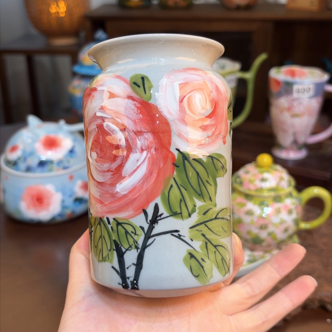 景德镇手绘高温釉下彩陶瓷茶具。