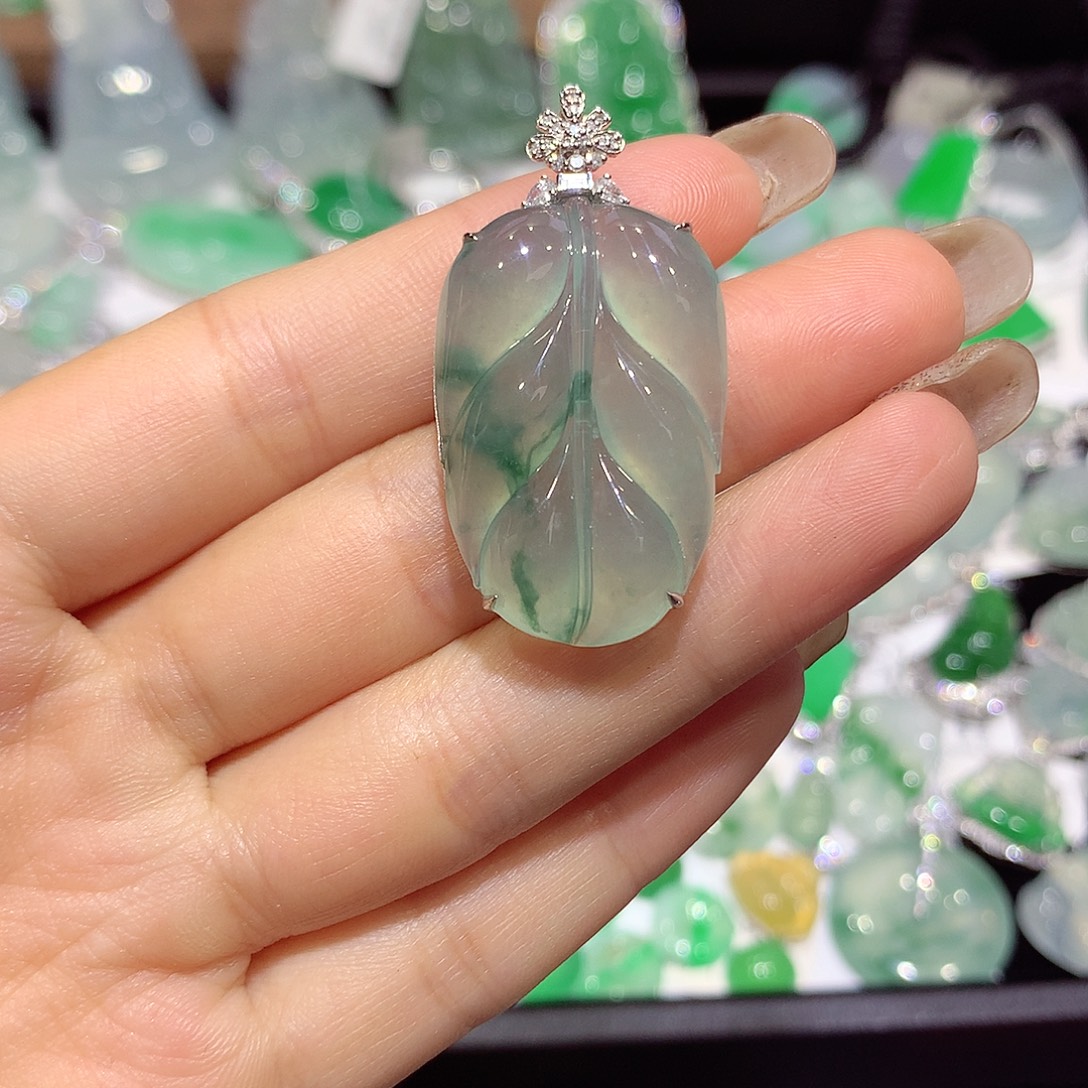 翡翠18K金镶嵌颈饰叶