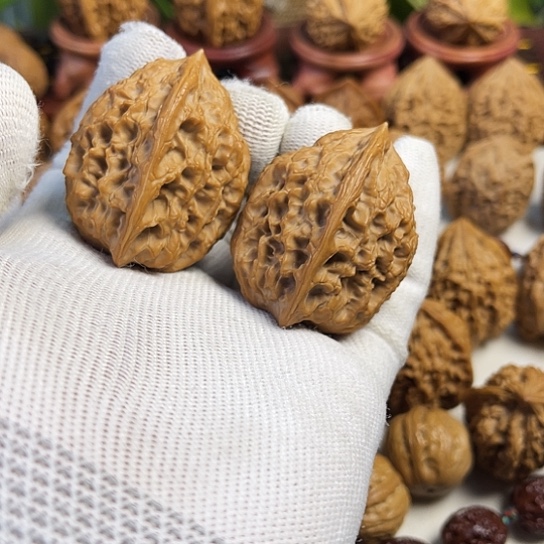 辉***晖核桃鸡心文玩核桃