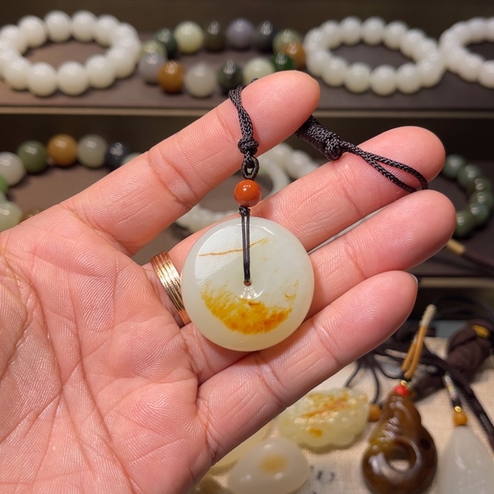 和田玉颈饰未镶嵌小****)