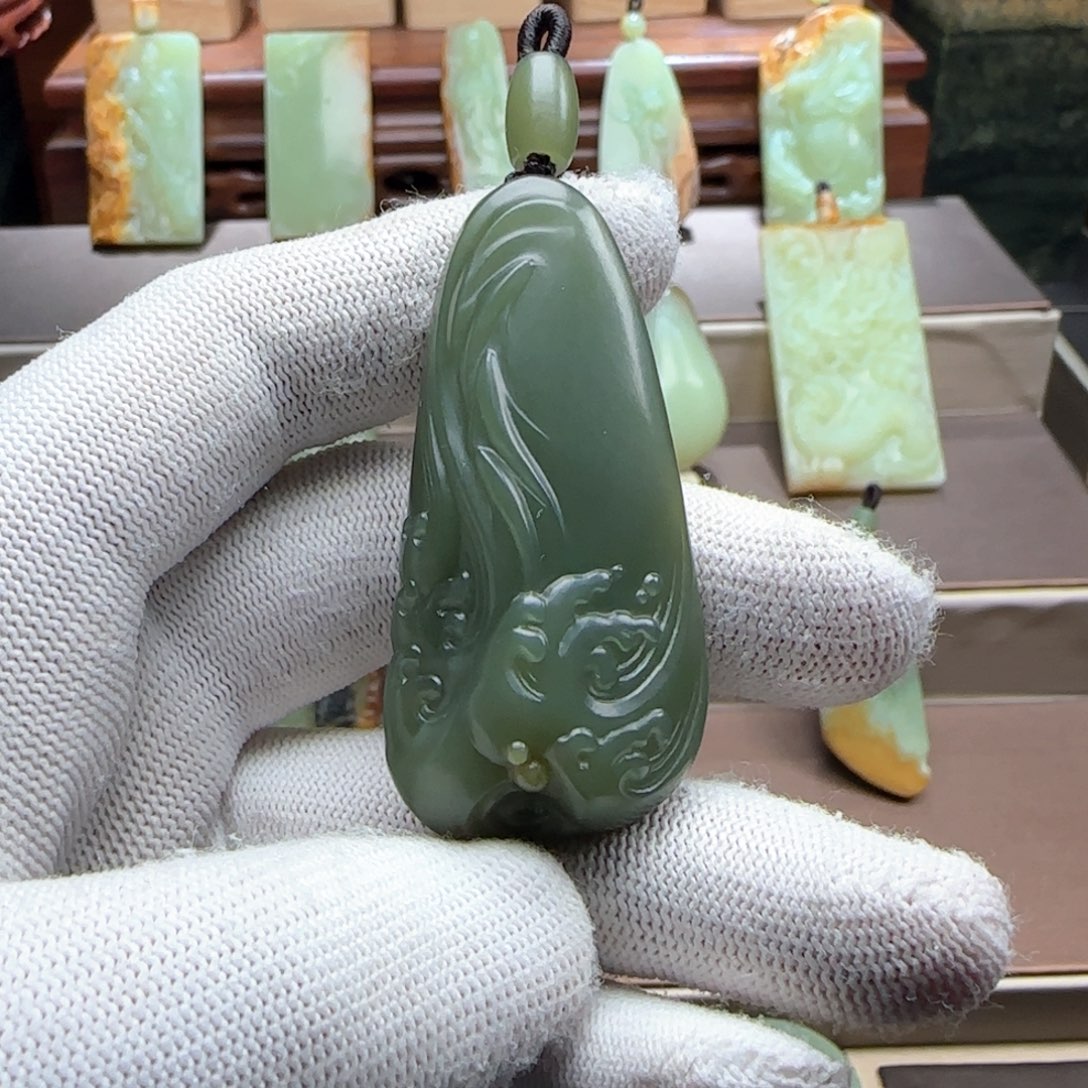 岫岩河磨玉（透闪石质玉）挂件未镶嵌兢****米