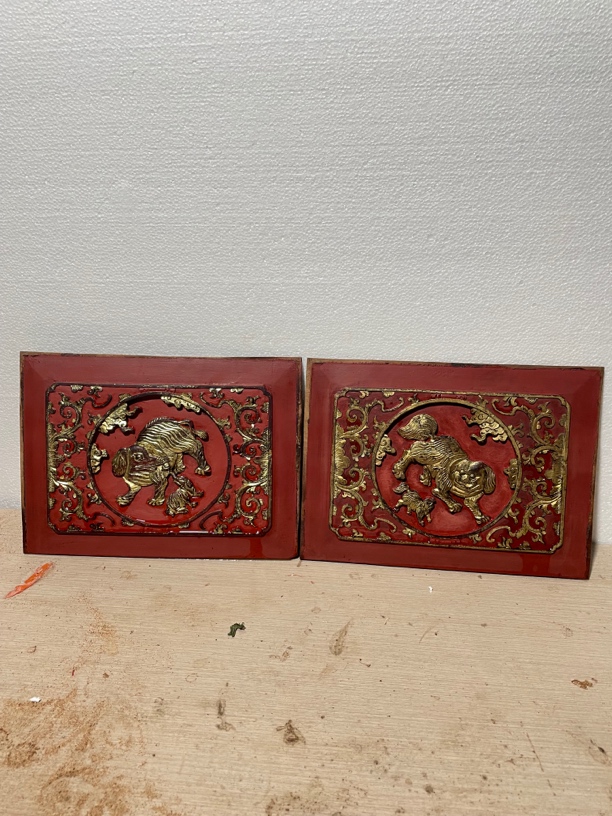 二片漂亮的朱红漆鎏金花板，雕工精美，装饰佳品。