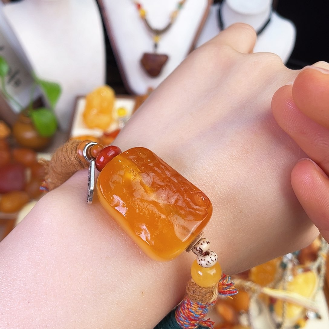 未镶嵌琥珀珠宝奇石。