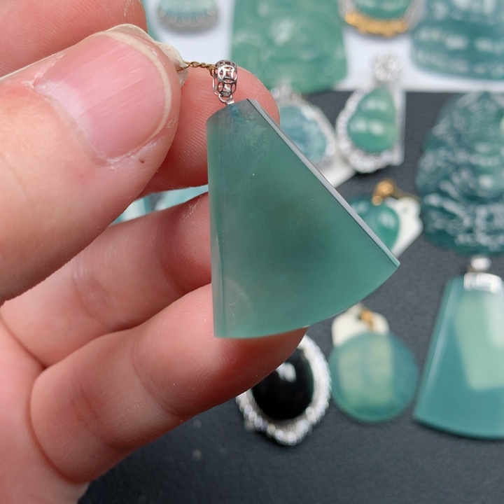 翡翠颈饰18K金镶嵌翡翠