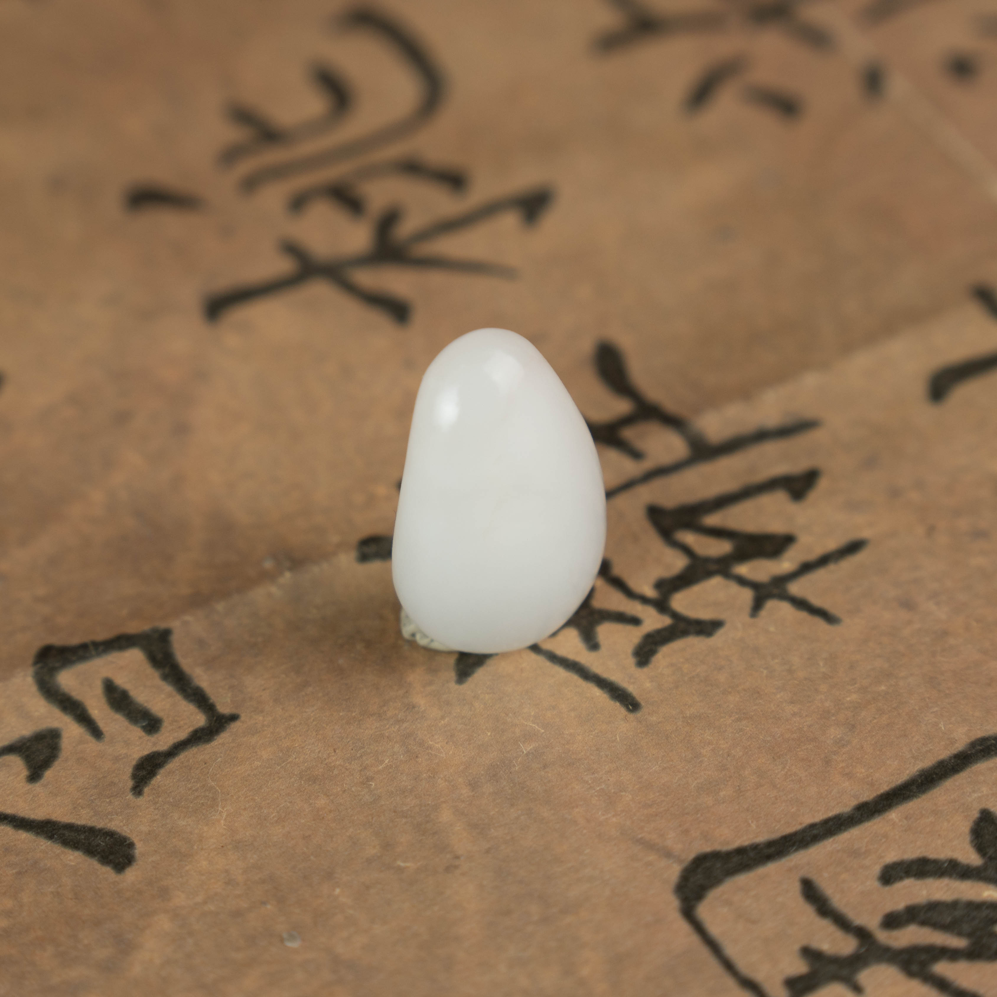 纯天然精品水滴型和田玉原石油润细腻原皮原色可定制雕刻件