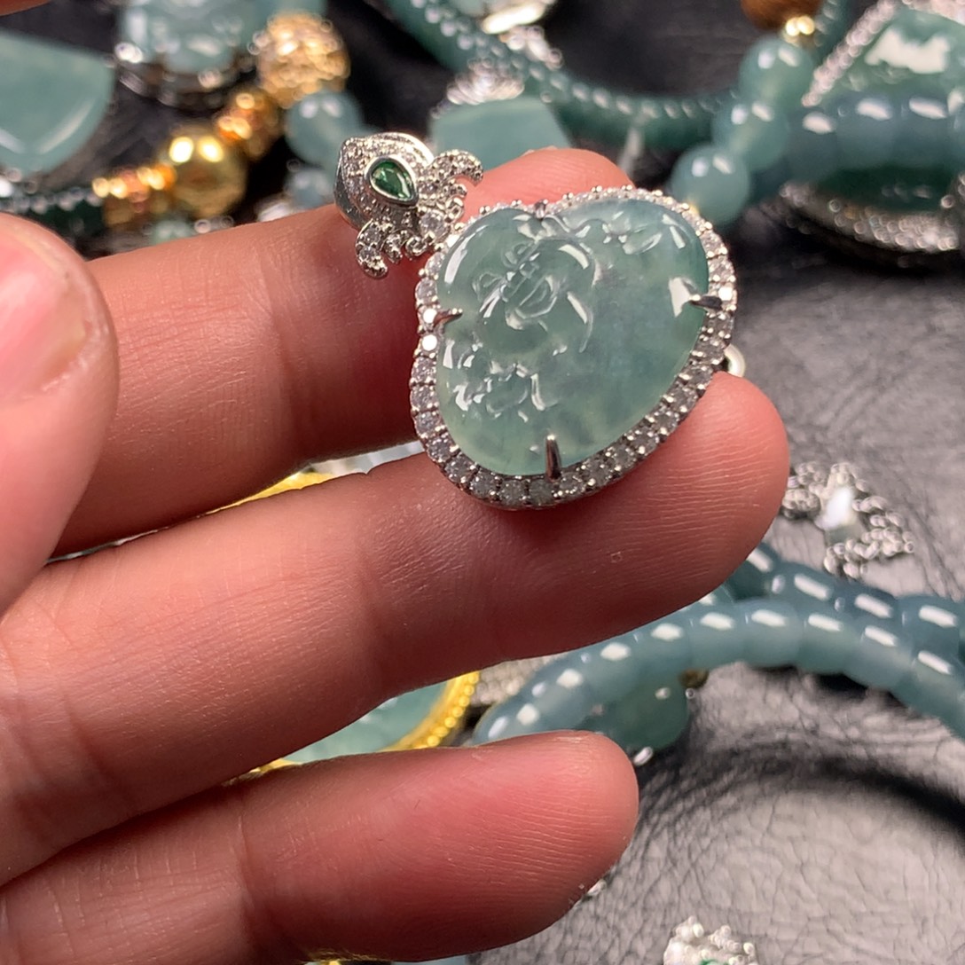 翡翠未镶嵌颈饰财神