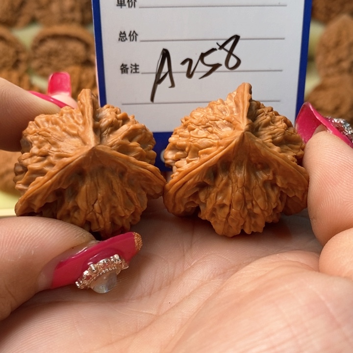 桃核吊坠E****i三棱三棱怕冷了