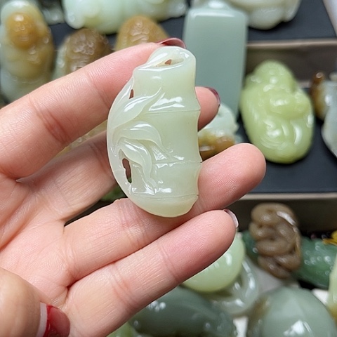 颈饰未镶嵌和田玉龍**人