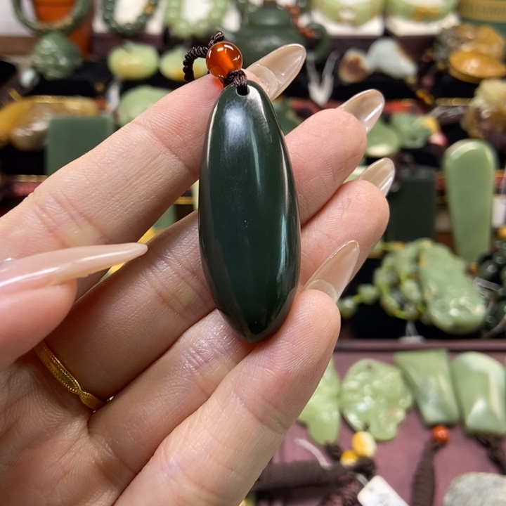 颈饰未镶嵌岫岩老玉（透闪石质玉）伊*神