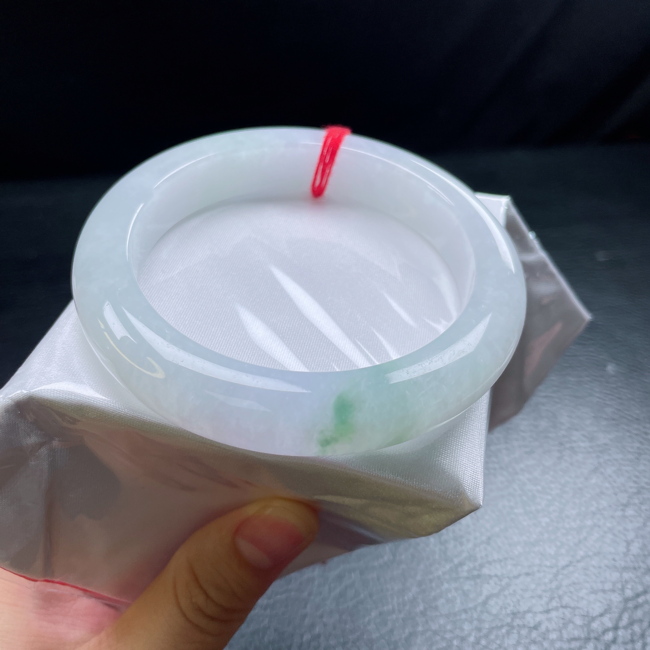 64圈糯化飘绿宽边手镯