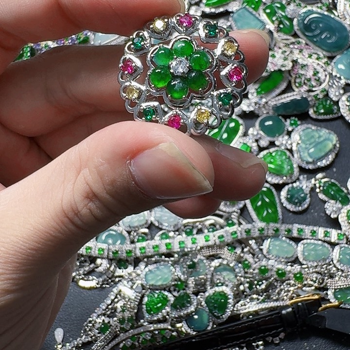 翡翠颈饰未镶嵌天然A货翡翠放漏