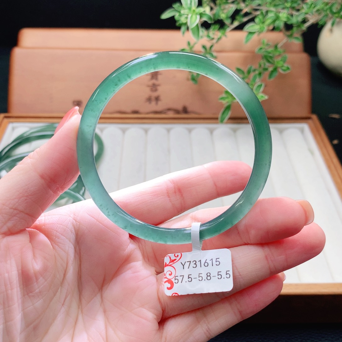 未镶嵌手镯（圆镯）翡翠