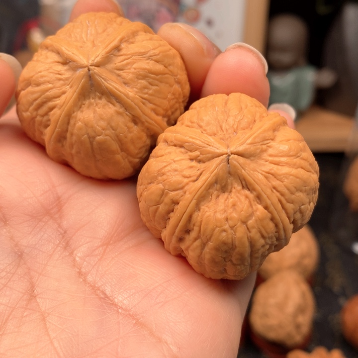 桃核把件金蜢四棱