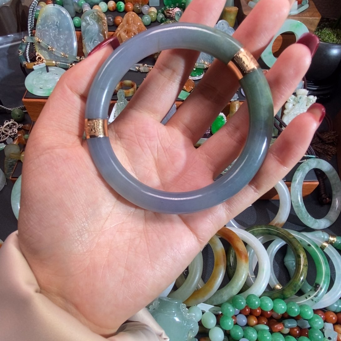 翡翠手镯未镶嵌浅****s清代春带彩圆条老翡翠